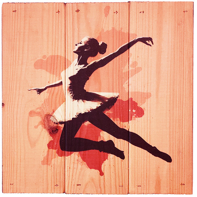 Balletdanser1 i 3-planke serien: 3-for-2-rabatten aktiveres automatisk i indkøbskurven, hver gang du vælger 3 motiver. Plankeboardet måler ca. 30x30x4 cm og kan variere lidt i størrelsen afhængigt af vores plankers dimensioner.