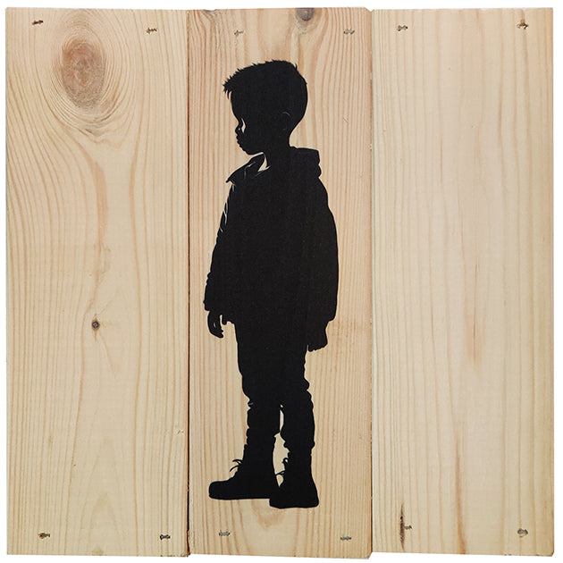 Dreng i 3-planke serien: 3-for-2-rabatten aktiveres automatisk i indkøbskurven, hver gang du vælger 3 motiver. Plankeboardet måler ca. 30x30x4 cm og kan variere lidt i størrelsen afhængigt af vores plankers dimensioner.