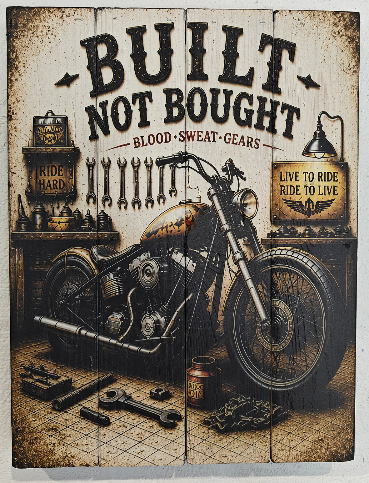 WallZoo-motivet “Built - Not Bought” på plankeboard, produceret i forbindelse med Super Rally 2026 i Fredericia.
