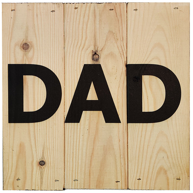 Far i 3-planke serien: 3-for-2-rabatten aktiveres automatisk i indkøbskurven, hver gang du vælger 3 motiver. Plankeboardet måler ca. 30x30x4 cm og kan variere lidt i størrelsen afhængigt af vores plankers dimensioner.