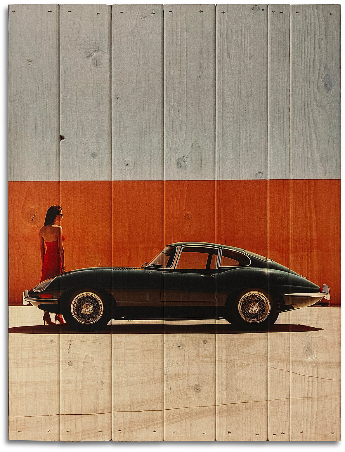 Jaguar E-Type med dame i rolige farver på plankeboard i retostil inkl. ophæng.