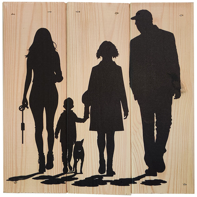 Familie i 3-planke serien: 3-for-2-rabatten aktiveres automatisk i indkøbskurven, hver gang du vælger 3 motiver. Plankeboardet måler ca. 30x30x4 cm og kan variere lidt i størrelsen afhængigt af vores plankers dimensioner.