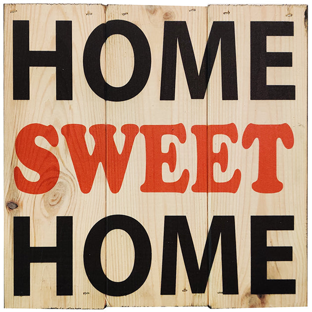 Home sweet home i 3-planke serien: 3-for-2-rabatten aktiveres automatisk i indkøbskurven, hver gang du vælger 3 motiver. Plankeboardet måler ca. 30x30x4 cm og kan variere lidt i størrelsen afhængigt af vores plankers dimensioner.