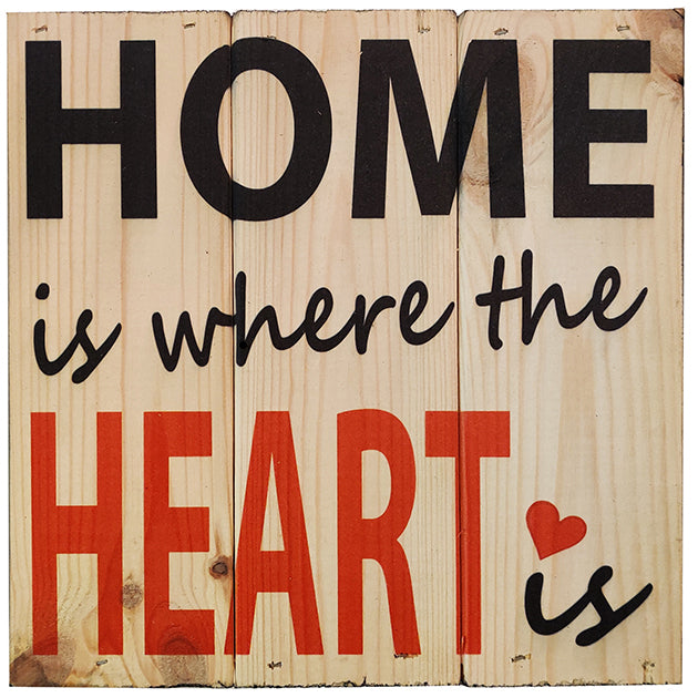 Home is where... i 3-planke serien: 3-for-2-rabatten aktiveres automatisk i indkøbskurven, hver gang du vælger 3 motiver. Plankeboardet måler ca. 30x30x4 cm og kan variere lidt i størrelsen afhængigt af vores plankers dimensioner.