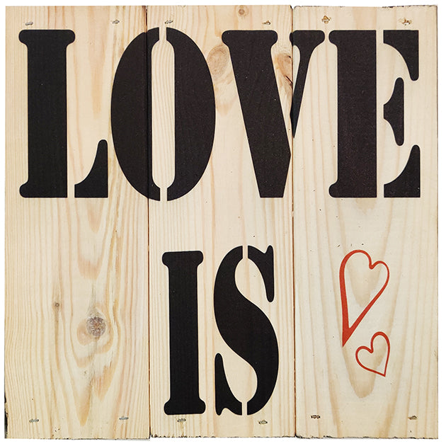 Love is.. i 3-planke serien: 3-for-2-rabatten aktiveres automatisk i indkøbskurven, hver gang du vælger 3 motiver. Plankeboardet måler ca. 30x30x4 cm og kan variere lidt i størrelsen afhængigt af vores plankers dimensioner.
