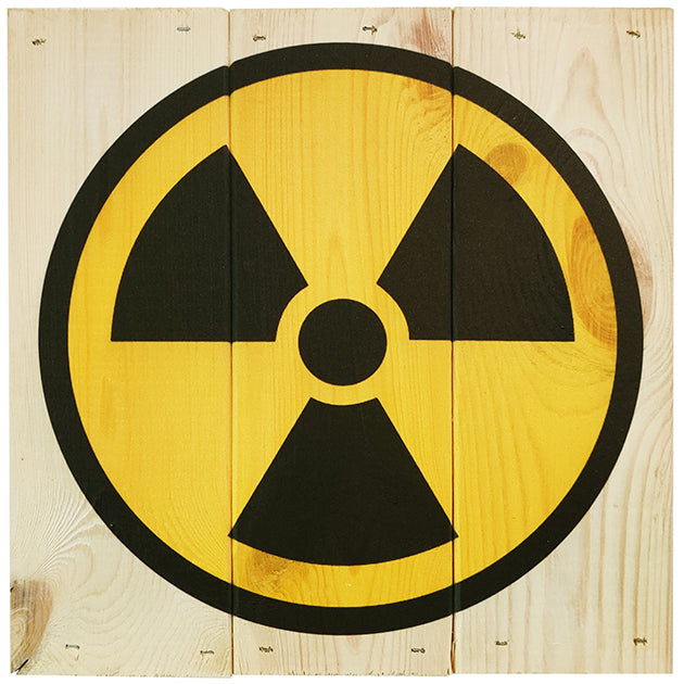 Radioaktiv tegn i 3-planke serien: 3-for-2-rabatten aktiveres automatisk i indkøbskurven, hver gang du vælger 3 motiver. Plankeboardet måler ca. 30x30x4 cm og kan variere lidt i størrelsen afhængigt af vores plankers dimensioner.