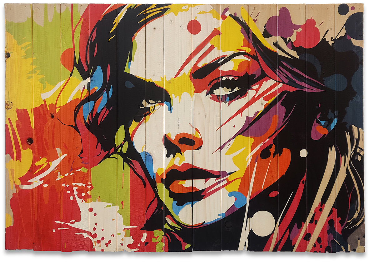 Farverig POP-art pige v1 lavet på plankeboard, fås i flere størrelser.
