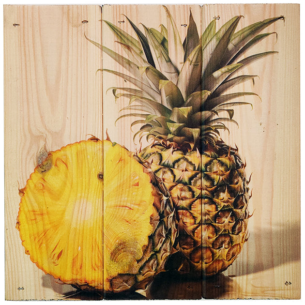 Ananas i 3-planke serien: 3-for-2-rabatten aktiveres automatisk i indkøbskurven, hver gang du vælger 3 motiver. Plankeboardet måler ca. 30x30x4 cm og kan variere lidt i størrelsen afhængigt af vores plankers dimensioner.