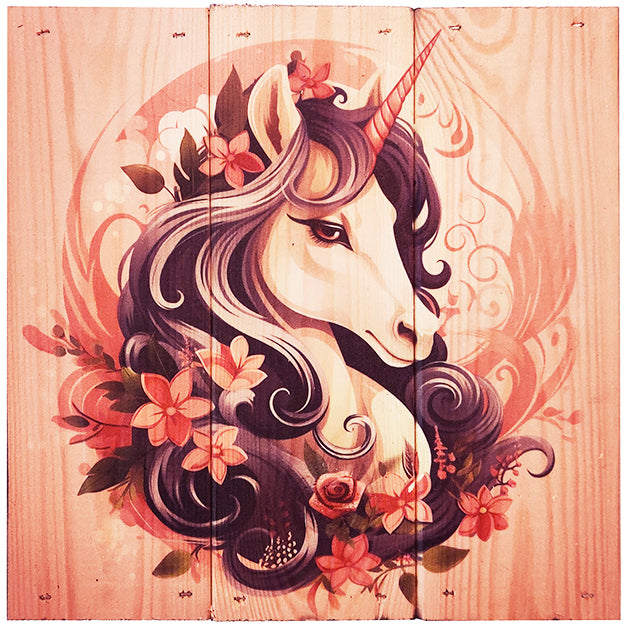 Enhjørning i 3-planke serien: 3-for-2-rabatten aktiveres automatisk i indkøbskurven, hver gang du vælger 3 motiver. Plankeboardet måler ca. 30x30x4 cm og kan variere lidt i størrelsen afhængigt af vores plankers dimensioner.