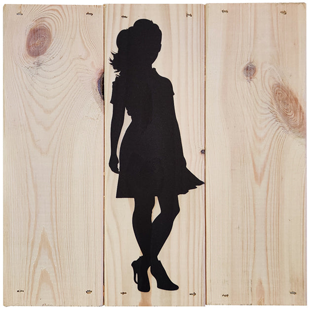 Kvinde i 3-planke serien: 3-for-2-rabatten aktiveres automatisk i indkøbskurven, hver gang du vælger 3 motiver. Plankeboardet måler ca. 30x30x4 cm og kan variere lidt i størrelsen afhængigt af vores plankers dimensioner.