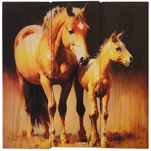 Hest med føl i 3-planke serien: 3-for-2-rabatten aktiveres automatisk i indkøbskurven, hver gang du vælger 3 motiver. Plankeboardet måler ca. 30x30x4 cm og kan variere lidt i størrelsen afhængigt af vores plankers dimensioner.