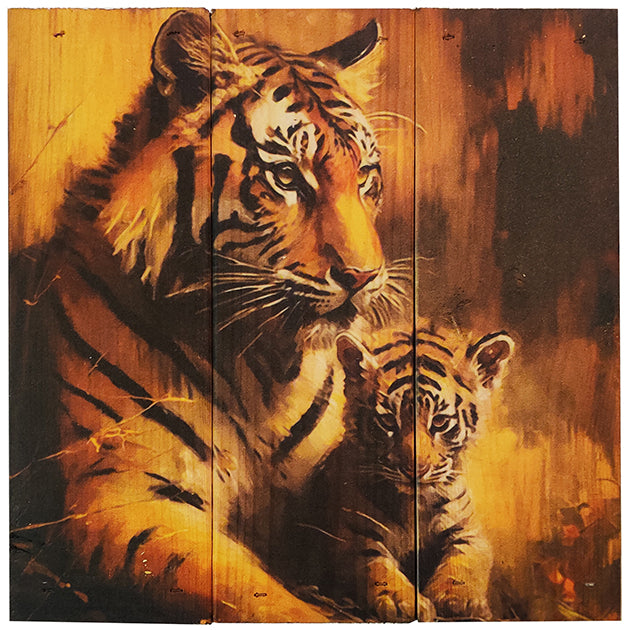 Tiger med unge i 3-planke serien: 3-for-2-rabatten aktiveres automatisk i indkøbskurven, hver gang du vælger 3 motiver. Plankeboardet måler ca. 30x30x4 cm og kan variere lidt i størrelsen afhængigt af vores plankers dimensioner.