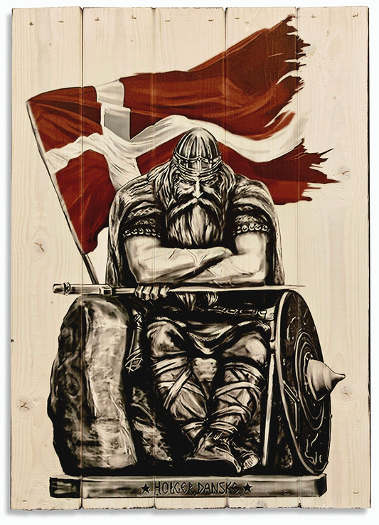 Holger Danske hvor Dannebrog bagved er mørkerød, produceret på plankeboard inkl. ophæng.&nbsp;