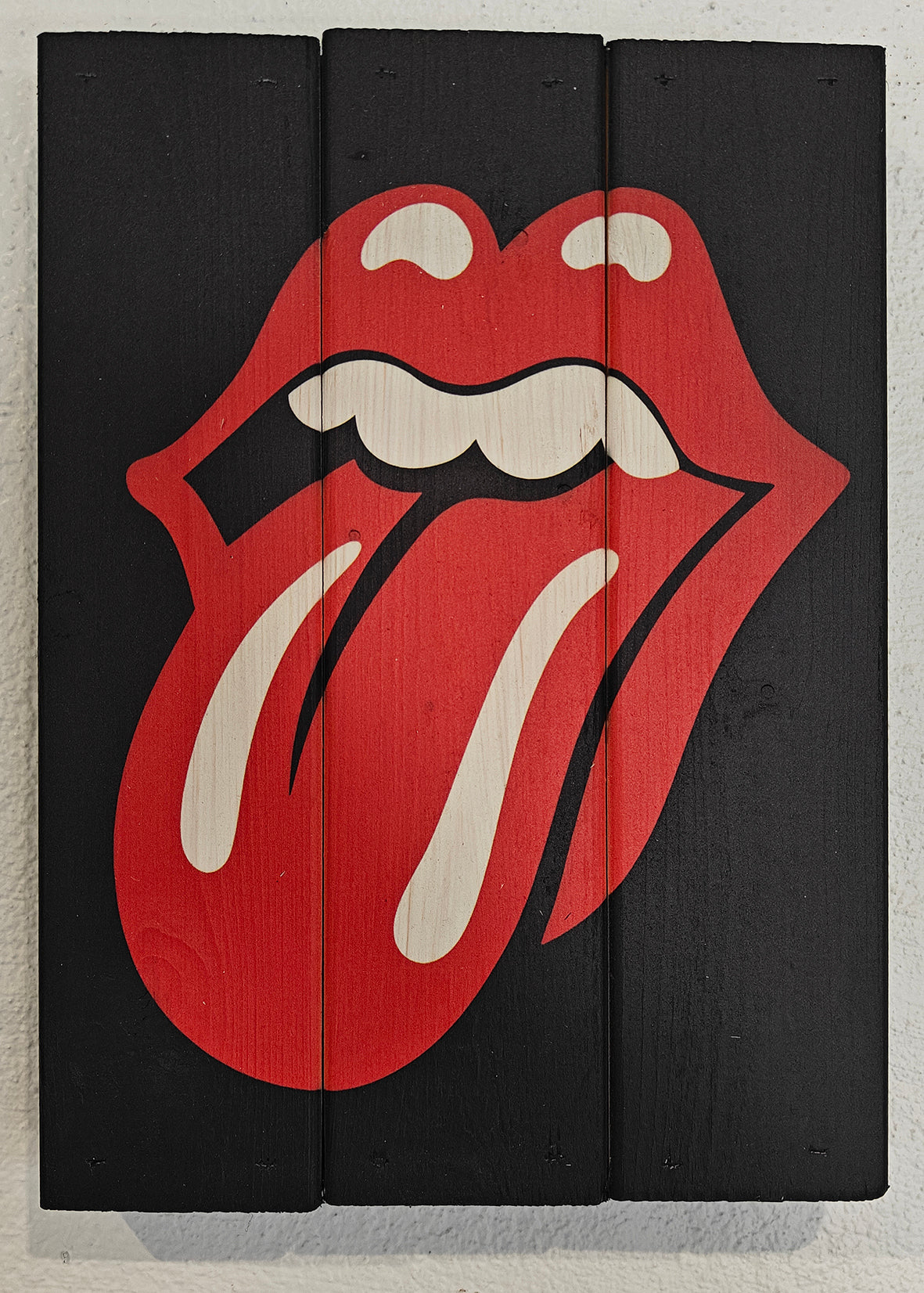 Rolling Stones Tongue på plankeboard incl. ophæng, motivet fås i 3 størrelser.